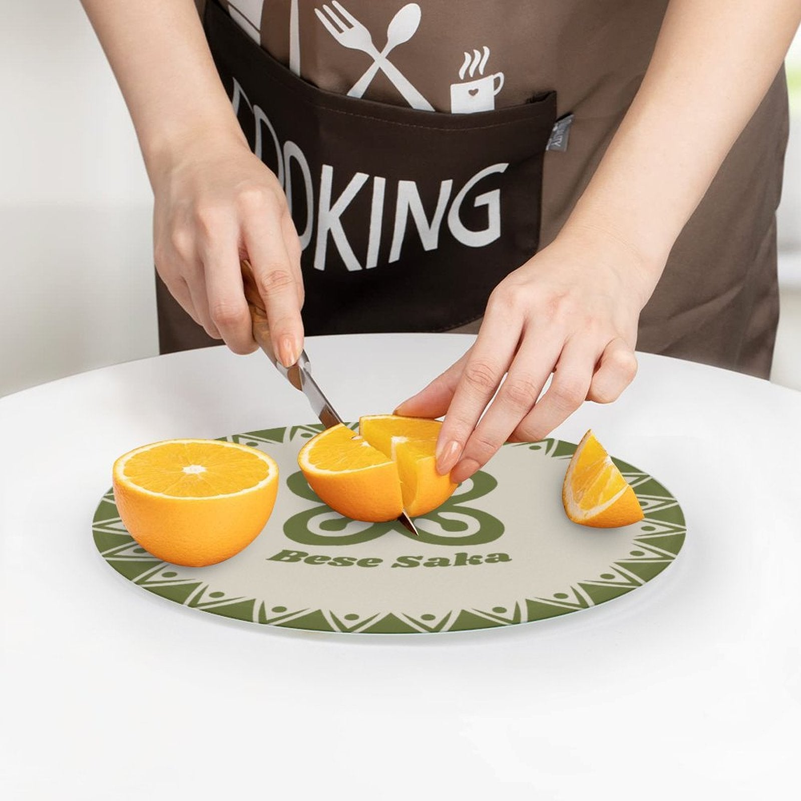 Bese Saka Round Cutting Board – Tempered Glass, 20 cm | UV-Printed Adinkra Symbol, Scratch-Resistant, Portable